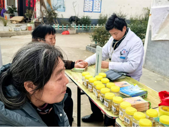 內(nèi)鄉(xiāng)縣夏館鎮(zhèn)衛(wèi)生院廟會義診：傳播中醫(yī)文化，助力健康傳承