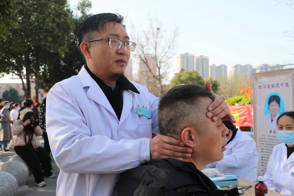 臥龍區(qū)中醫(yī)藥文化宣傳一條街活動(dòng)完美舉辦