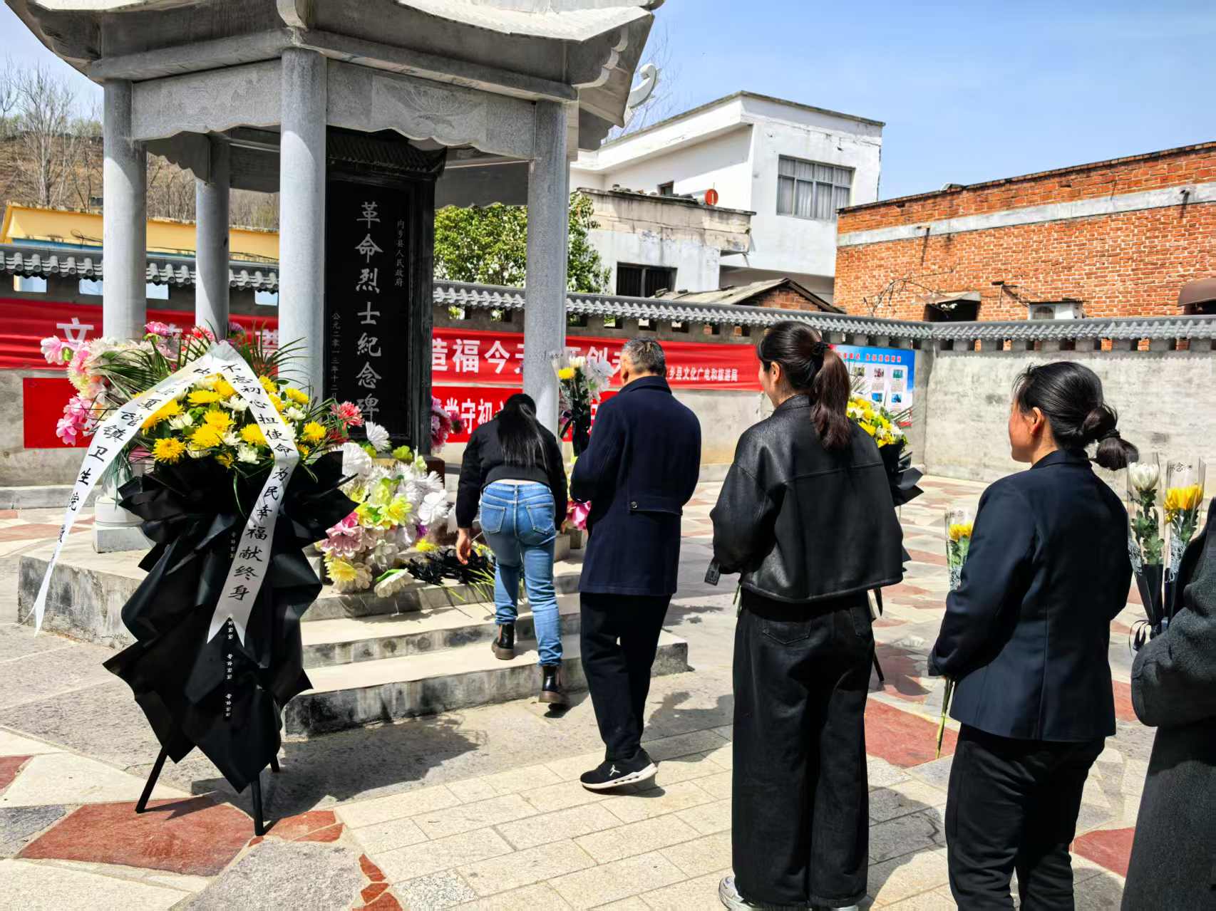 內(nèi)鄉(xiāng)縣夏館鎮(zhèn)衛(wèi)生院開展“5+N”主題黨日：緬懷英烈踐初心，醫(yī)心向黨護健康