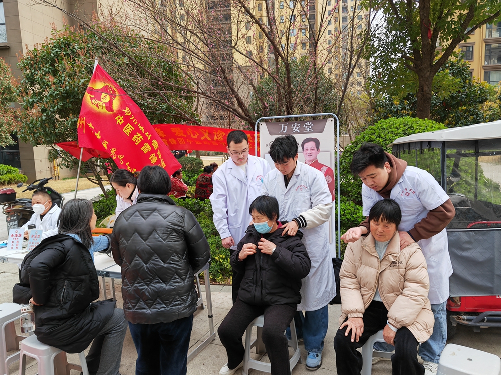 傳承雷鋒精神 踐行大醫(yī)精誠(chéng)——南陽科技職業(yè)學(xué)院"學(xué)雷鋒·健康惠民"志愿服務(wù)活動(dòng)紀(jì)實(shí)