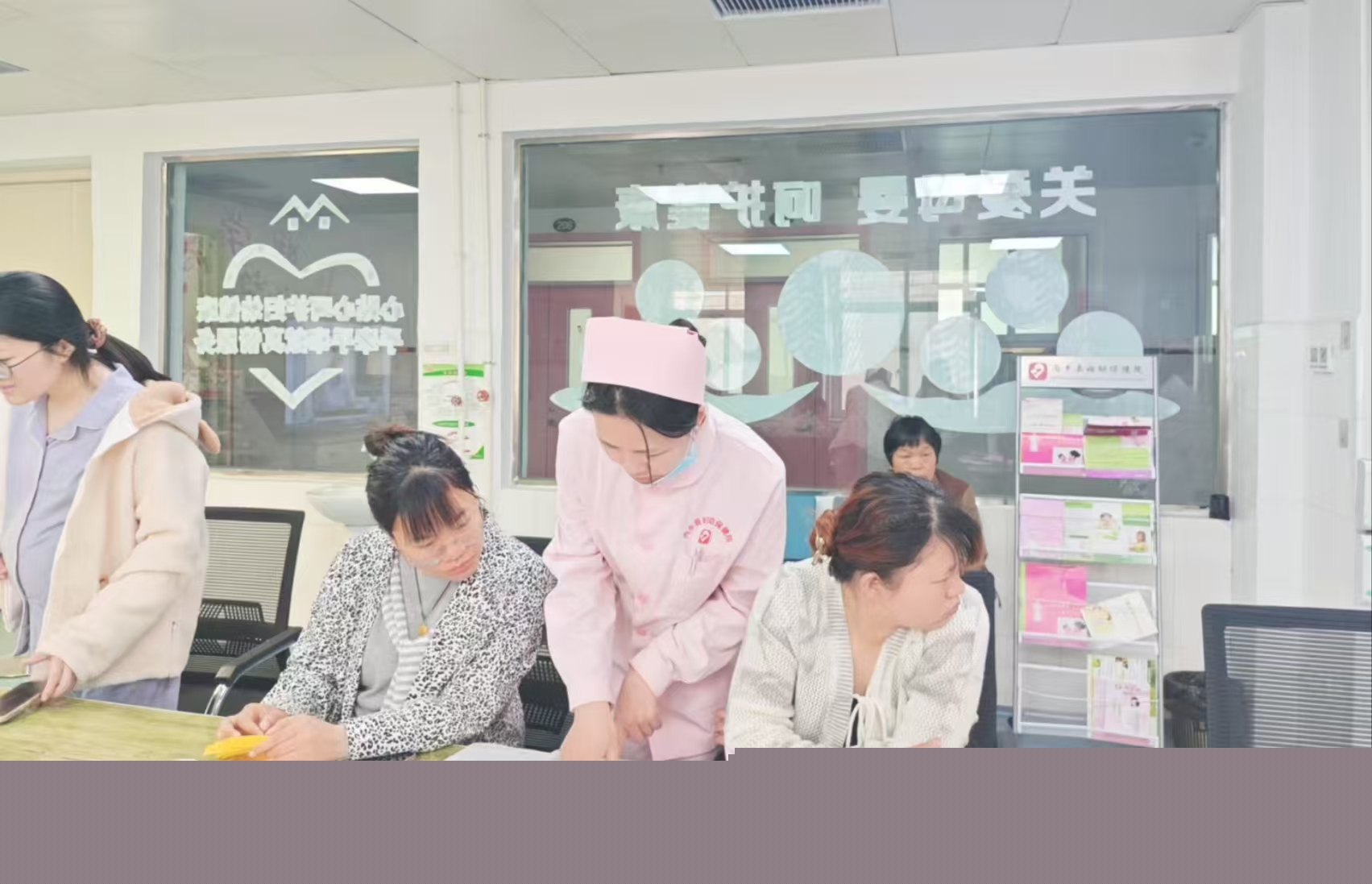 內(nèi)鄉(xiāng)縣婦幼保健院孕婦學(xué)校開(kāi)展“孕期乳房保健與護(hù)理”知識(shí)講座