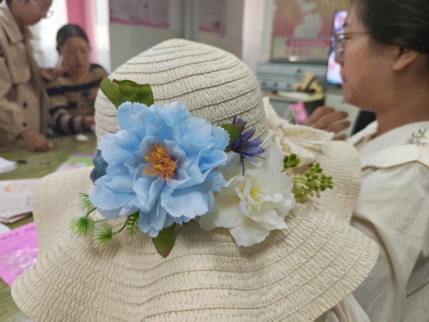 內(nèi)鄉(xiāng)縣婦幼保健院孕婦學(xué)校：手工花藝草帽，讓孕媽媽“帽”美如花