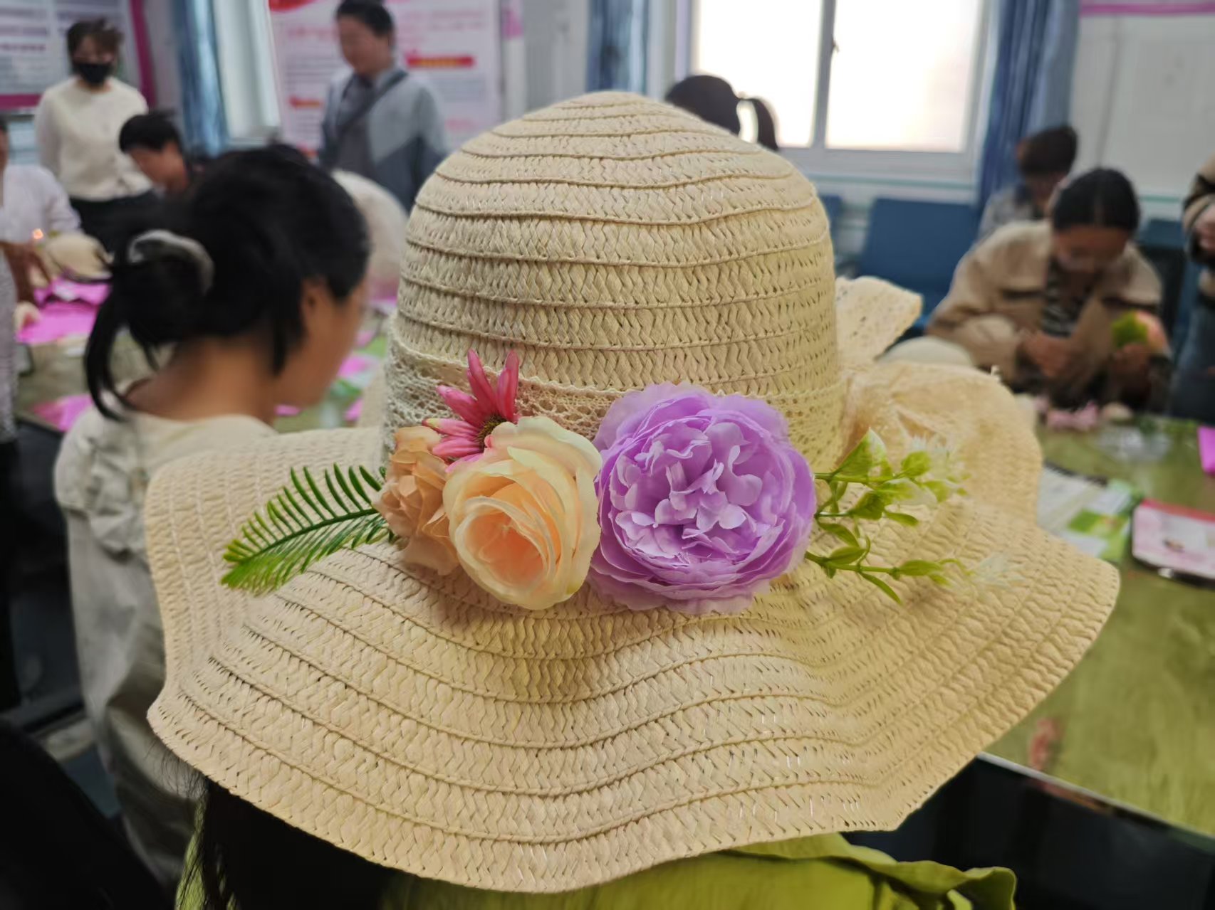 內(nèi)鄉(xiāng)縣婦幼保健院孕婦學(xué)校：手工花藝草帽，讓孕媽媽“帽”美如花