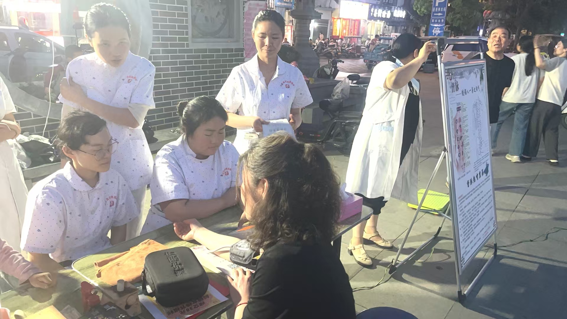 內(nèi)鄉(xiāng)縣婦幼保健院“中醫(yī)藥文化夜市”點(diǎn)亮健康夜生活 
