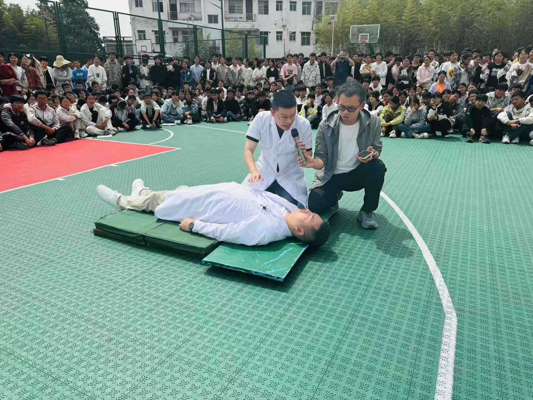 內(nèi)鄉(xiāng)縣夏鎮(zhèn)衛(wèi)生院走進(jìn)夏館初級(jí)中學(xué)開展防溺水急救演練
