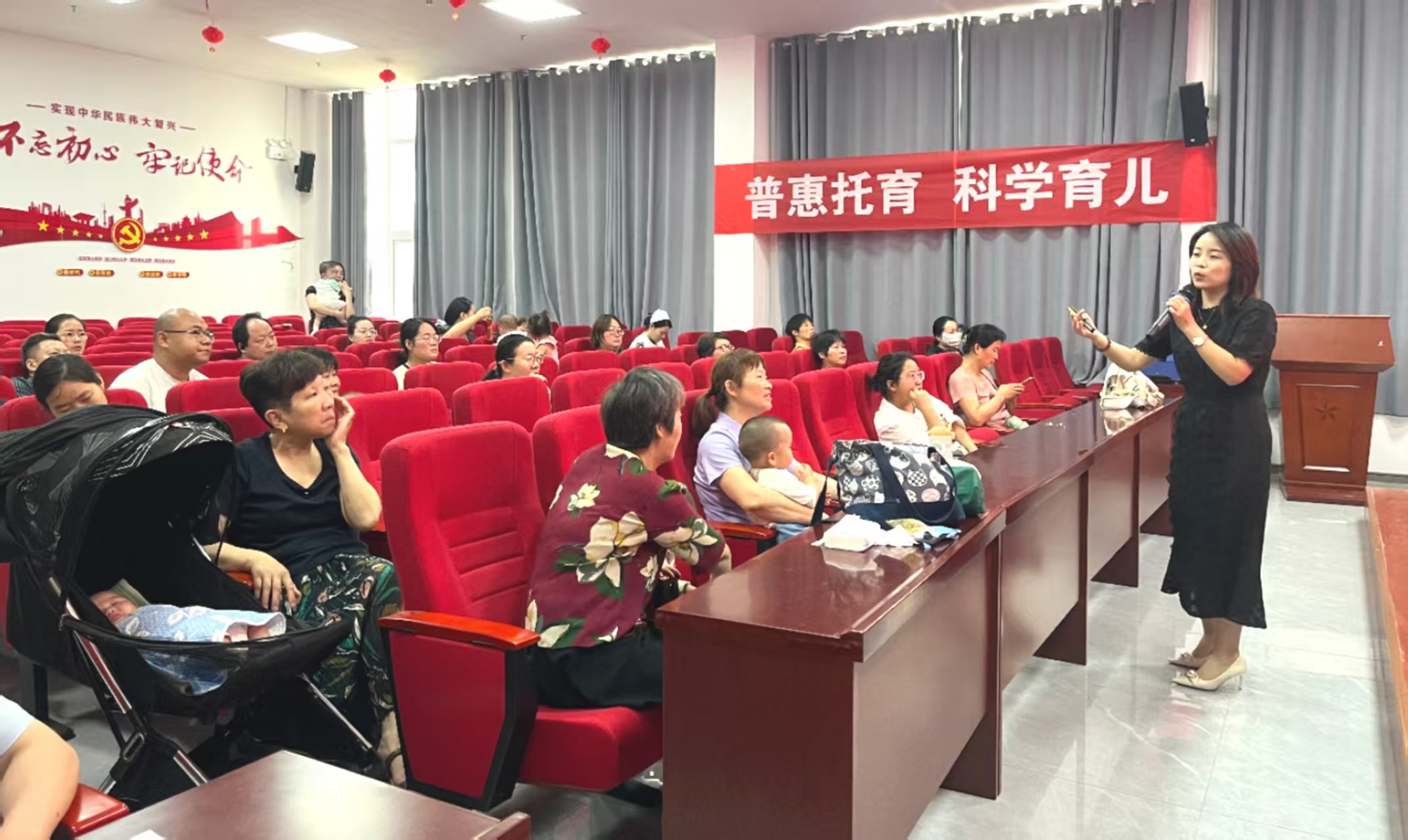 內(nèi)鄉(xiāng)縣婦幼保健院托育中心這場(chǎng)科學(xué)育兒講座，讓眾多家長(zhǎng)直呼“來(lái)的值”