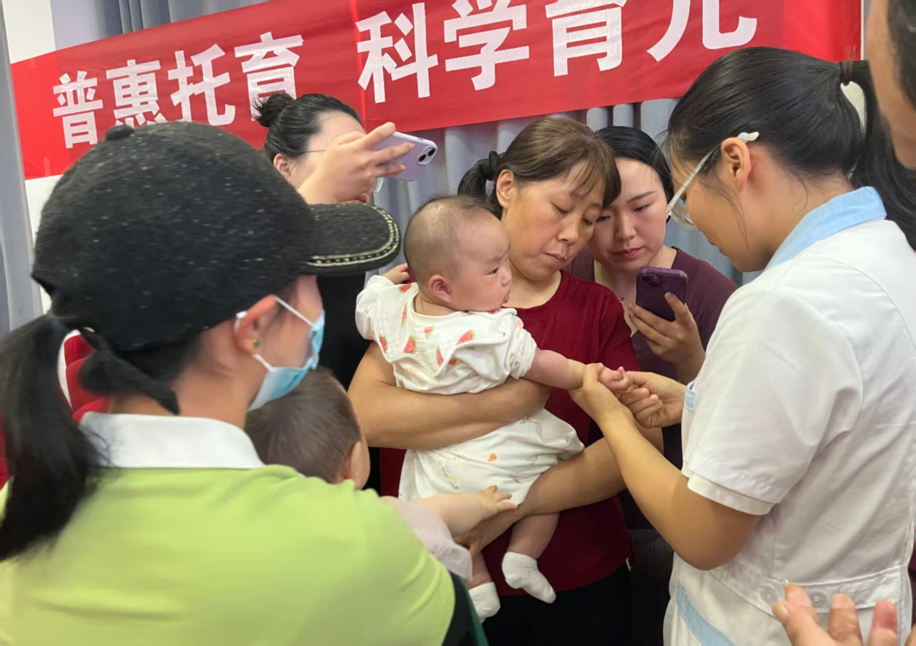 內(nèi)鄉(xiāng)縣婦幼保健院托育中心這場(chǎng)科學(xué)育兒講座，讓眾多家長(zhǎng)直呼“來(lái)的值”
