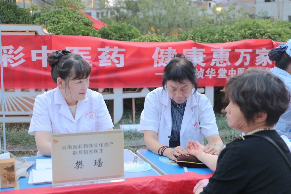 岐黃仁術點亮夏夜健康之光 ——樊成華帶領禎華堂診療團隊中醫(yī)藥文化夜市為民義診