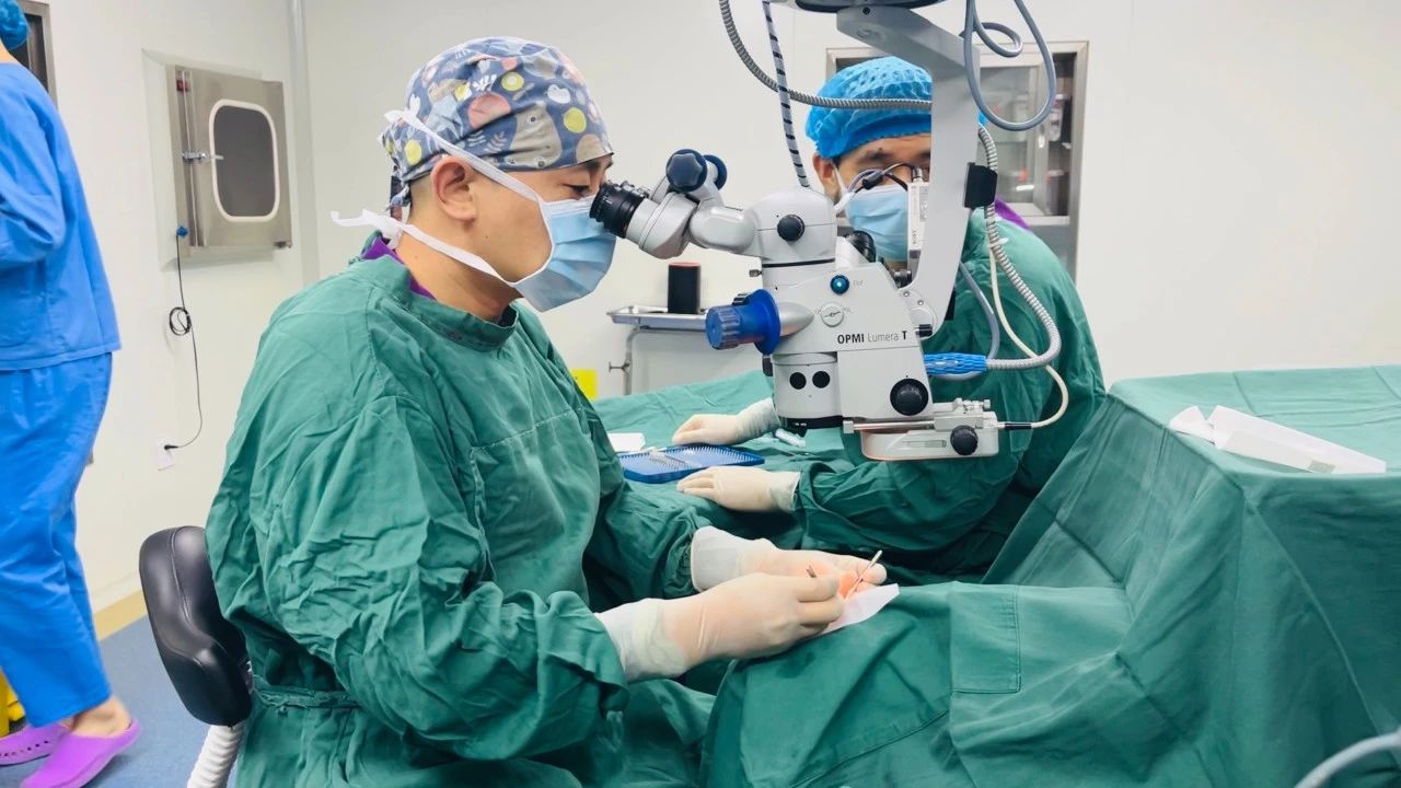 南陽尖峰眼科醫(yī)院成功實施 1400 度超大散光蔡司 709M 人工晶體植入手術(shù)?